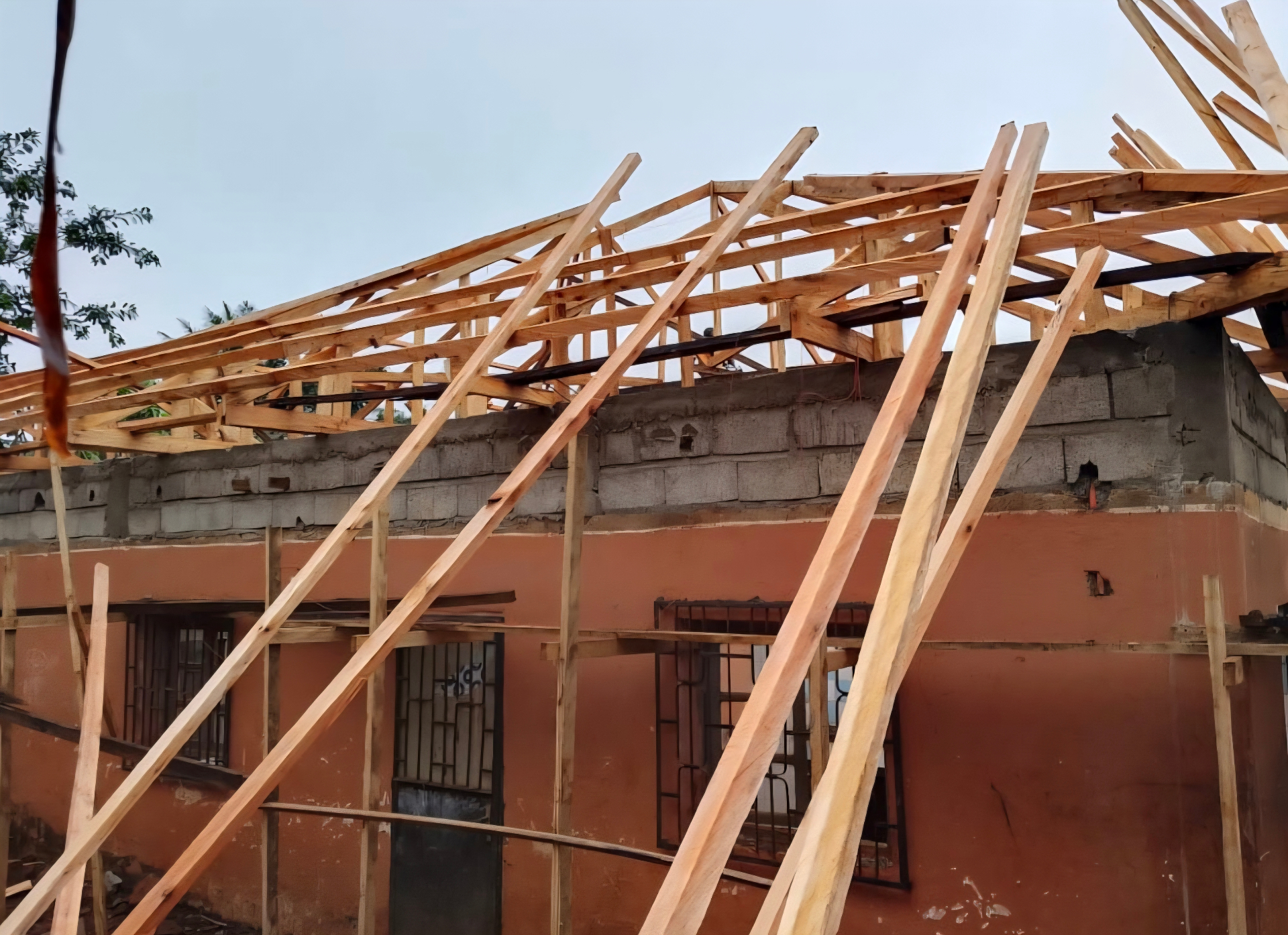 Structure de toiture en construction, Bangangté