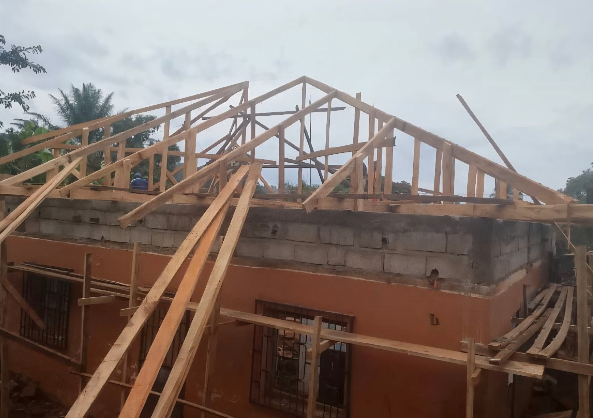 Charpente bois en cours de pose, Bangangté
